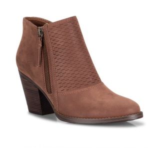NWOT - Beartrap Brown Cacie Block Heel Bootie